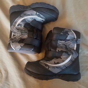 Kids camo snow boots
